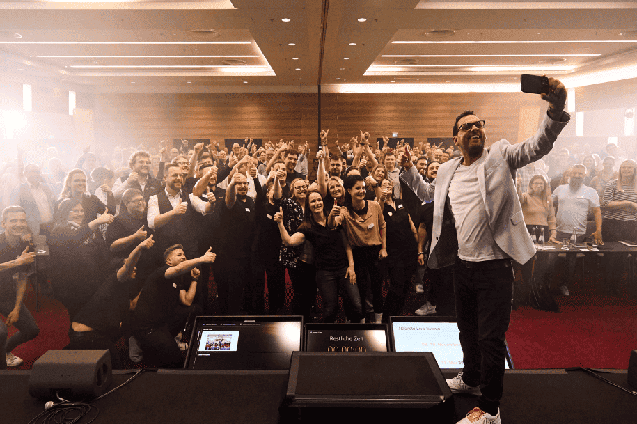 Zweimal pro Jahr triffst du auf unserem Live-Event Top-Speaker und Experten, die dir wertvolles Wissen zu den Bereichen Unternehmensführung, Mitarbeitergewinnung, Organisation vermitteln.