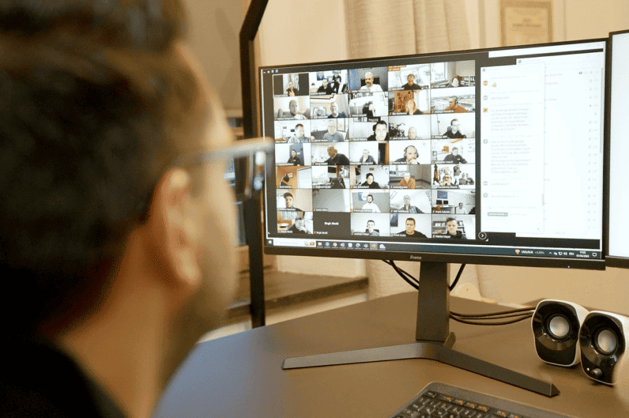 In regelmäßigen online Gruppen-Gesprächen erhältst du Tipps von den Experten und tauschst dich mit anderen Elektrounternehmern aus.
